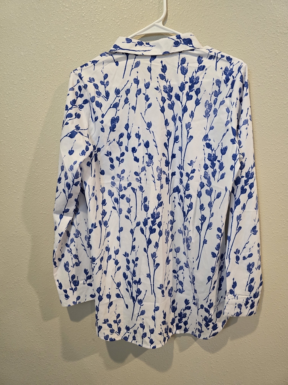 Women's White & Blue Floral Button-Up Blouse - Picture 4 of 4